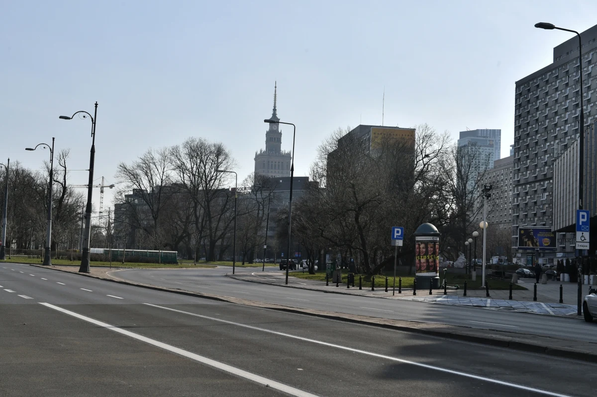 Z powodu zagrożenia koronawirusem na stołecznych ulicach jest mniej samochodów, a co za tym idzie dochodzi do mniejszej liczby kolizji i wypadków. Spadki w liczbie zdarzeń drogowych oscylują w granicach od 40 do 60 procent – poinformował w czwartek rzecznik KSP nadkom. Sylwester Marczak.