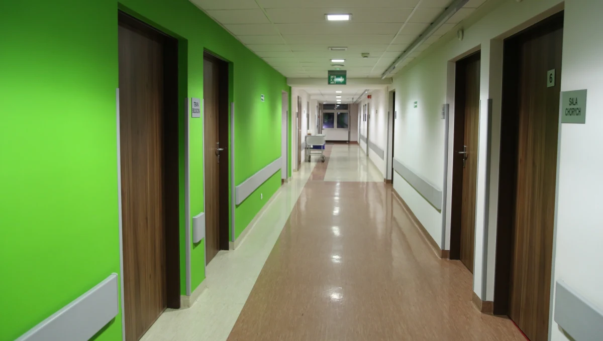 „Za chwilę sytuacja będzie dramatyczna. Szukamy lekarzy gdzie się da i prosimy o pomoc” - to apel starosty grójeckiego Krzysztofa Ambroziaka. W szpitalu w Nowym Mieście nad Pilicą nie ma kto zajmować się pacjentami, po tym, jak u 12 pracowników potwierdzono zakażenie koronawirusem.