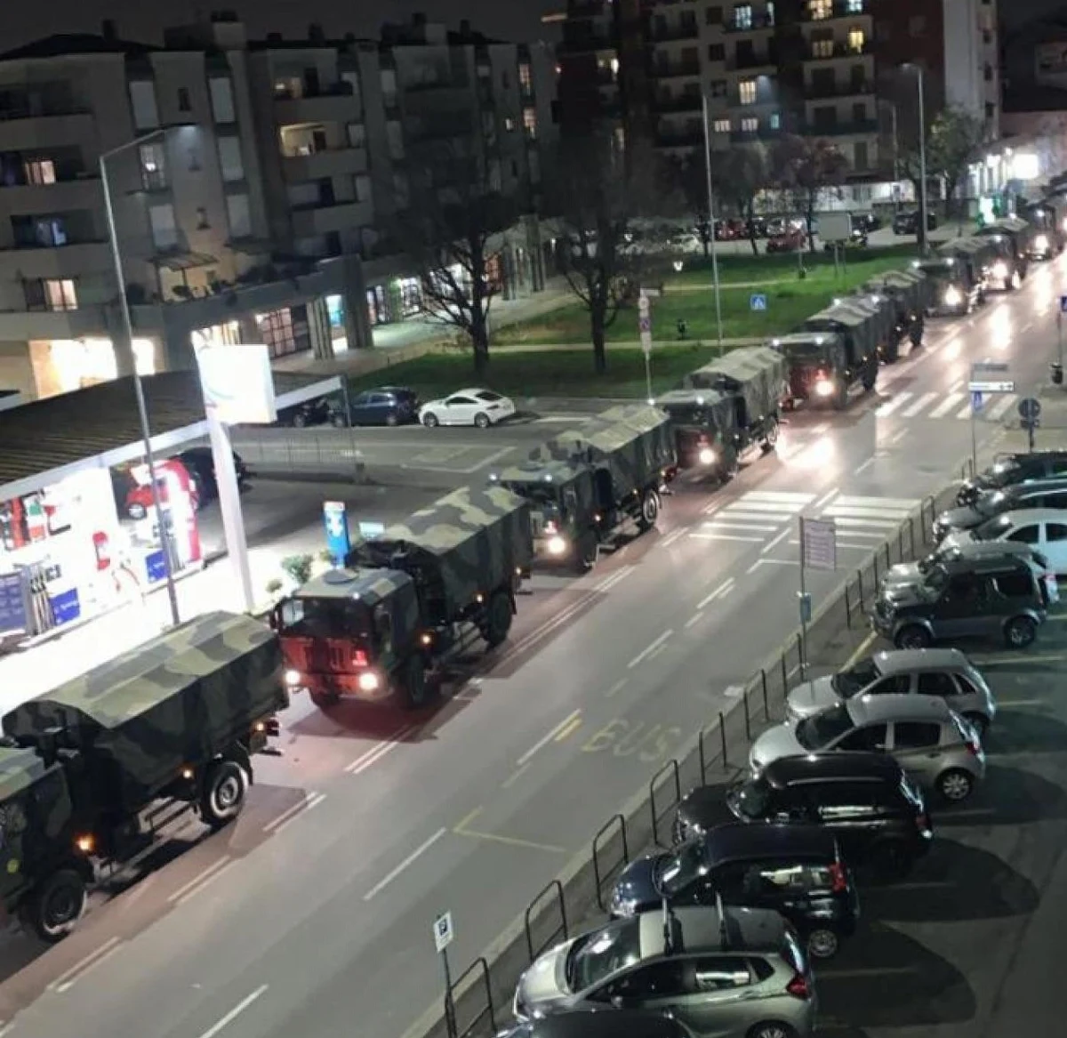Wojskowe ciężarówki zaczęły wywozić trumny z ciałami zmarłych z Bergamo na północy Włoch, ogniska epidemii koronawirusa, do innych miast w celu poddania ich kremacji. Nocne zdjęcia kolumny pojazdów media określają w czwartek jako jeden z najbardziej przerażających obrazów.