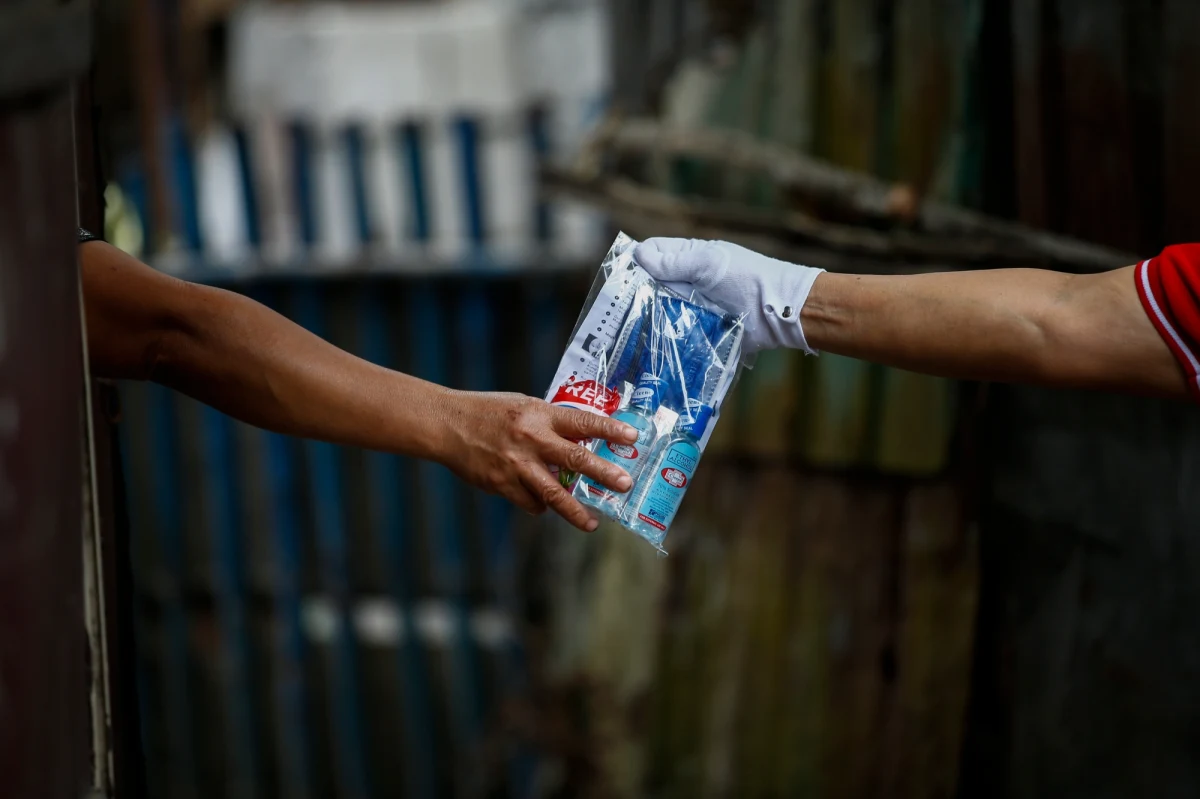 Najważniejsze zasady zachowania w czasie zagrożenia epidemicznego to dbanie o higienę, częste mycie rąk, czyszczenie powierzchni wspólnych takich jak klamki, biurka i poręcze. Niezwykle ważna jest izolacja. Jak najmniejszy kontakt z drugim człowiekiem. Razem z Wami szukamy pozytywnych zachowań, które nam wszystkim mogą ułatwić życie w tym wyjątkowym czasie. 