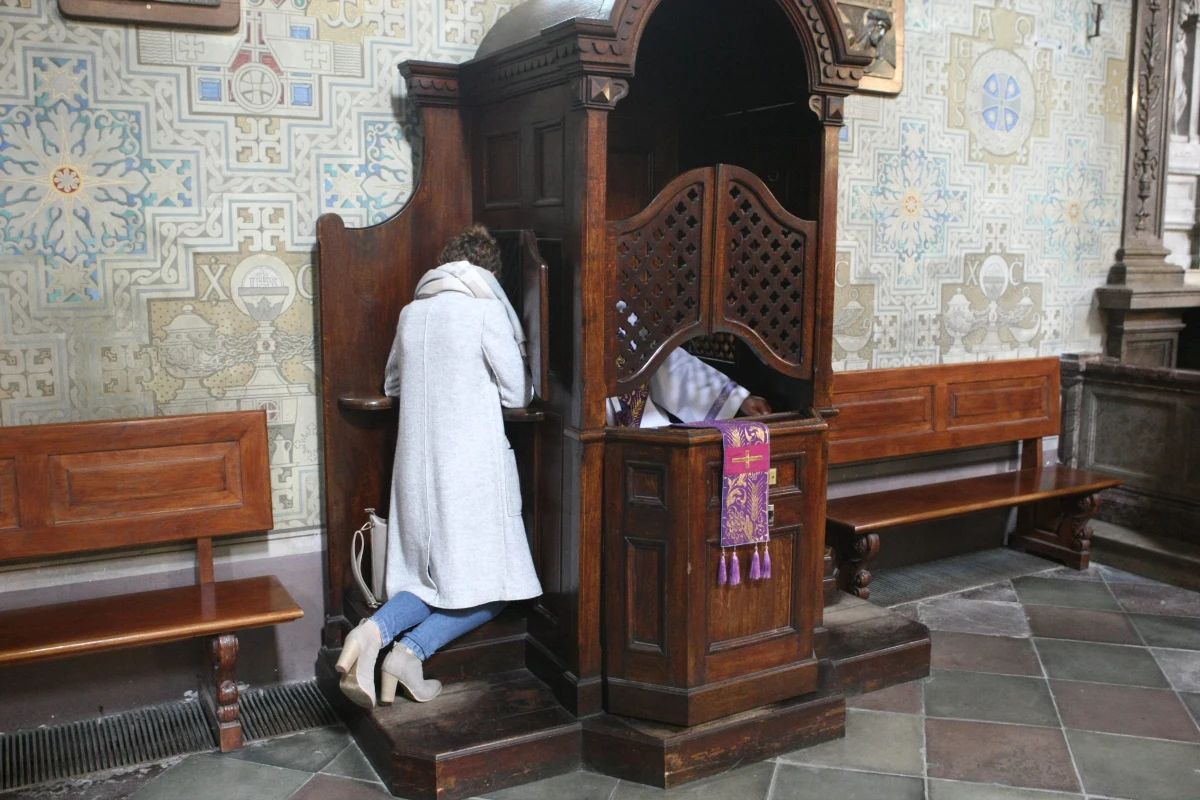 Problem spowiedzi w czasach pandemii koronawirusa jako jeden z pierwszych stara się rozwiązać episkopat Węgier, powołując się na przepisy zatwierdzone przez papieża Jana Pawła II.  Czy episkopat Polski wprowadzi podobne zarządzenia? Moim zdaniem, powinien. 