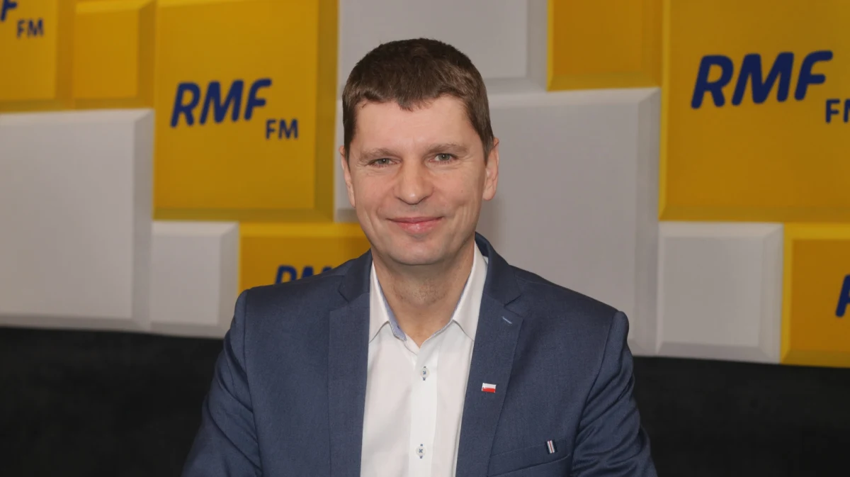 „Jest to jedna z bardzo prawdopodobnych wersji” – mówił w Popołudniowej rozmowie w RMF FM Dariusz Piontkowski o możliwości przesunięcia terminu egzaminu ósmoklasisty. Na pytanie, czy możliwe jest przedłużenie zamknięcia szkół minister edukacji mówił: „Minister zdrowia mówi o tym, że szczyt zachorowań przed nami, także logiczne wnioski dla oświaty nasuwają się same”. 
