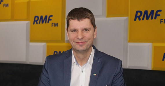 „Jest to jedna z bardzo prawdopodobnych wersji” – mówił w Popołudniowej rozmowie w RMF FM Dariusz Piontkowski o możliwości przesunięcia terminu egzaminu ósmoklasisty. Na pytanie, czy możliwe jest przedłużenie zamknięcia szkół minister edukacji mówił: „Minister zdrowia mówi o tym, że szczyt zachorowań przed nami, także logiczne wnioski dla oświaty nasuwają się same”. 