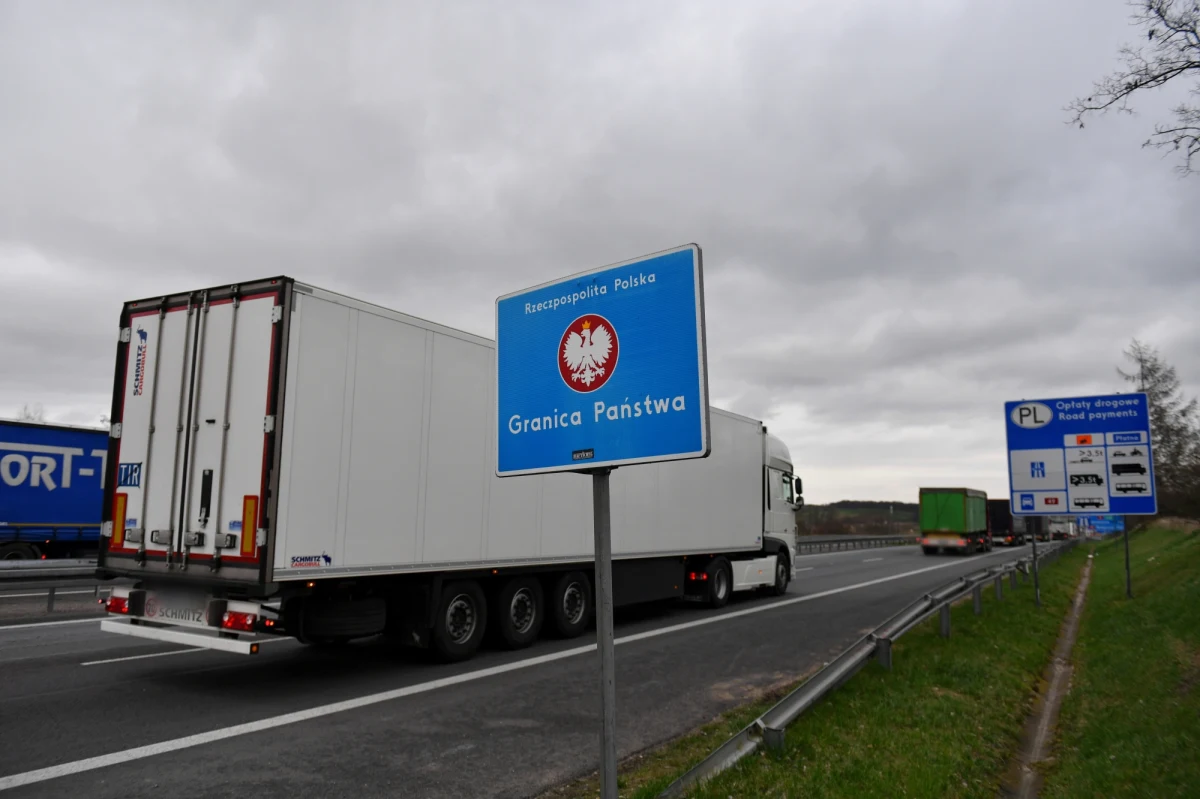 W środę otwarto 8 dodatkowych przejść granicznych, w tym jedno przeznaczone do transportu zwierząt. Działania, które przeprowadziliśmy przyniosły efekty. Dzisiaj korki na granicach zdecydowanie zostały zredukowane - mówił w czwartek szef MSWiA Mariusz Kamiński.