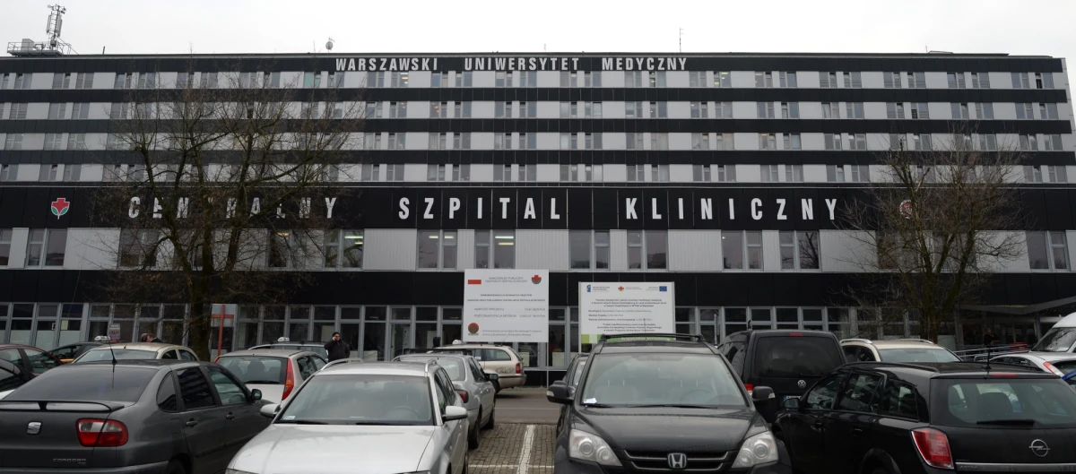 U jednego z pracowników medycznych Centralnego Szpitala Klinicznego Uniwersyteckiego Centrum Klinicznego przy ul. Banacha w Warszawie test wykazał obecność koronawirusa. Poinformowano odpowiedzialne służby i wdrożono procedury. Jak poinformował Mazowiecki Urząd Wojewódzki, nie ma decyzji o zamknięciu szpitala. Szpital powinien zostać ponownie otwarty o północy.