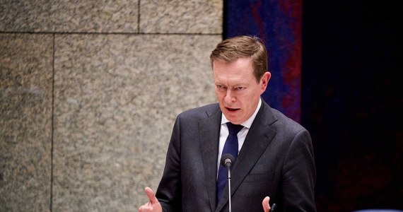 Holenderski minister ds. opieki zdrowotnej Bruno Bruins, odpowiedzialny za walkę z rozprzestrzenianiem się koronawirusa, zrezygnował w czwartek z powodu wyczerpania. Dzień wcześniej zemdlał podczas debaty parlamentarnej.