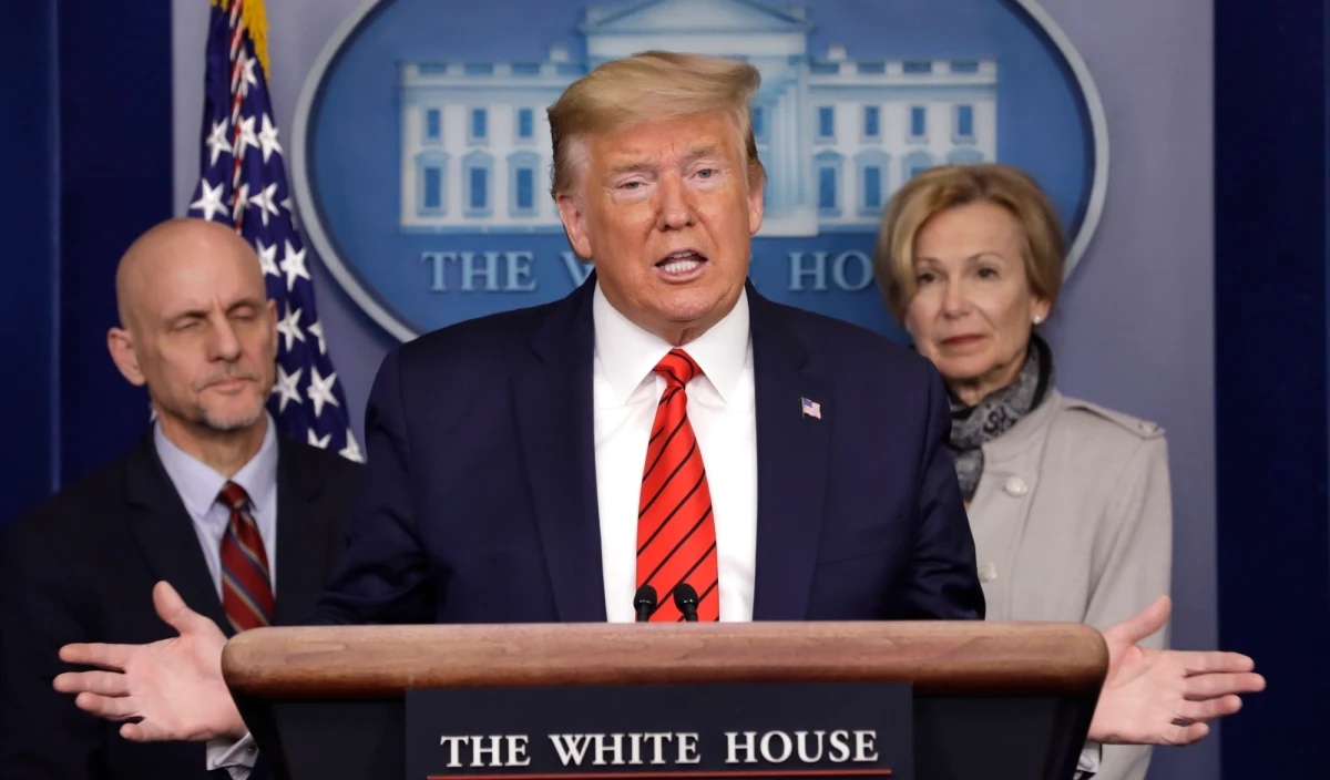 Prezydent USA Donald Trump oskarżył w czwartek Chiny o zbyt powolne informowanie świata o koronawirusie w początkowej fazie jego rozprzestrzeniania się. "Świat teraz płaci za to wysoką cenę" - oświadczył na konferencji prasowej w Białym Domu.
