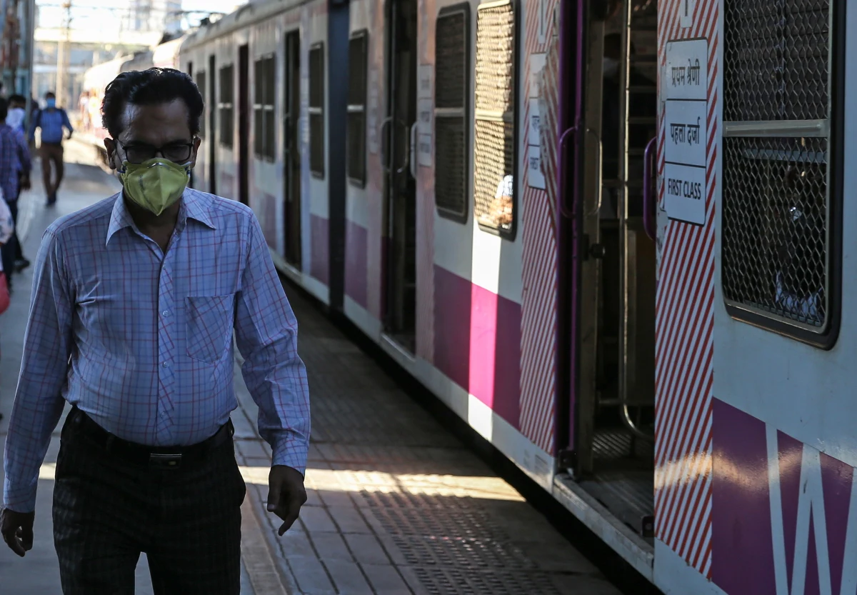 Władze stanu Maharasztra postanowiły stemplować dłonie osób zobowiązanych do dwutygodniowej kwarantanny w czasie pandemii koronawirusa. W ciągu kilku dni pasażerowie dwóch pociągów donieśli władzom na 10 osób łamiących nakaz.