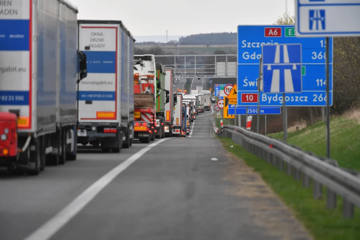 Osoby wjeżdżające do Polski zwolnione z obowiązkowej kwarantanny, m. in. kierowcy transportu drogowego przekraczający granicę w ramach wykonywania czynności zawodowych nie muszą już wypełniać karty lokalizacyjnej w trakcie kontroli na granicy - poinformował w czwartek resort infrastruktury.