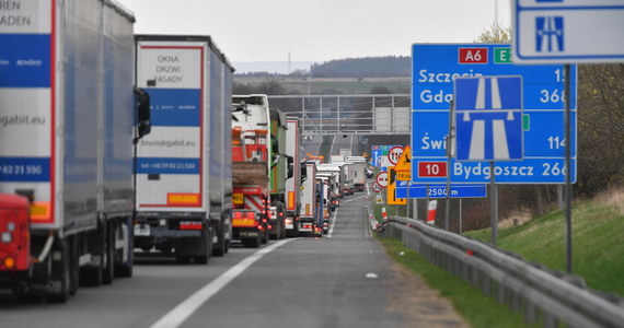 Osoby wjeżdżające do Polski zwolnione z obowiązkowej kwarantanny, m. in. kierowcy transportu drogowego przekraczający granicę w ramach wykonywania czynności zawodowych nie muszą już wypełniać karty lokalizacyjnej w trakcie kontroli na granicy - poinformował w czwartek resort infrastruktury.