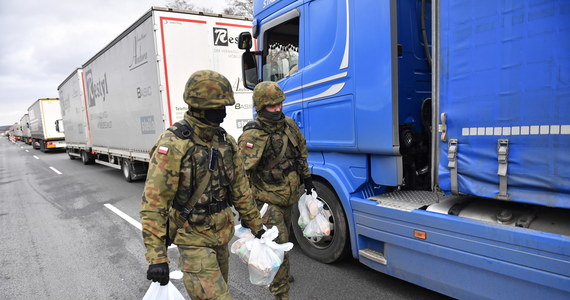 Minister spraw zagranicznych Estonii Urmas Reinsalu przekazał, że NATO i USA zostały poinformowane o problemach z tranzytem Estończyków i obywateli innych krajów bałtyckich przez Polskę. Osoby te utknęły na granicy z Niemcami z powodu zamknięcia polskiej granicy.