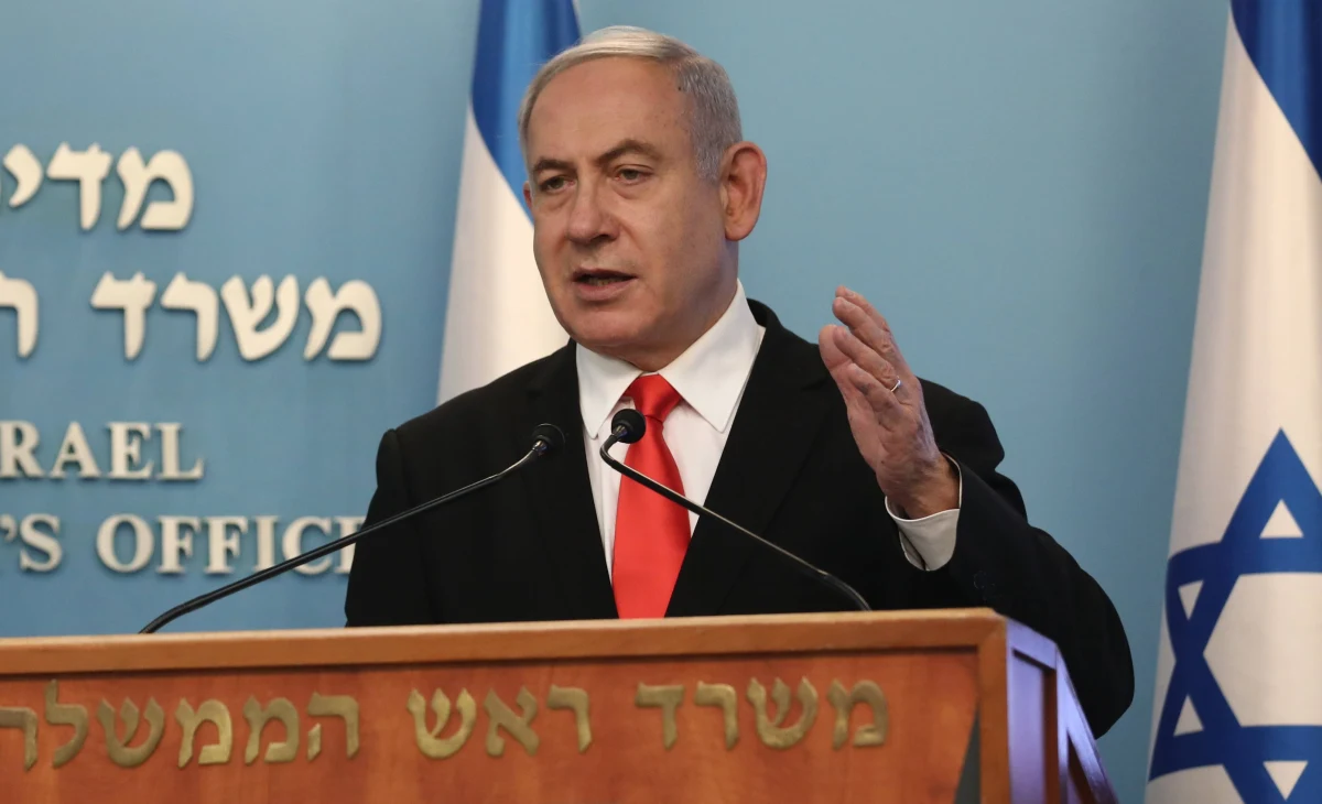 Premier Izraela Benjamin Netanjahu w czwartek zaostrzył w swoim kraju ograniczenia w walce z koronawirusem, zmieniając zalecenia pozostawania w domu na zakaz opuszczania miejsc zamieszkania. Zagroził karami za nieprzestrzeganie wytycznych.