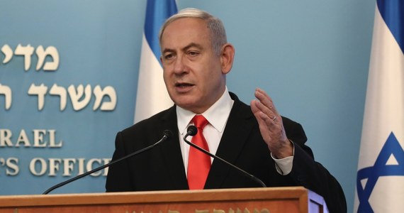 Premier Izraela Benjamin Netanjahu w czwartek zaostrzył w swoim kraju ograniczenia w walce z koronawirusem, zmieniając zalecenia pozostawania w domu na zakaz opuszczania miejsc zamieszkania. Zagroził karami za nieprzestrzeganie wytycznych.