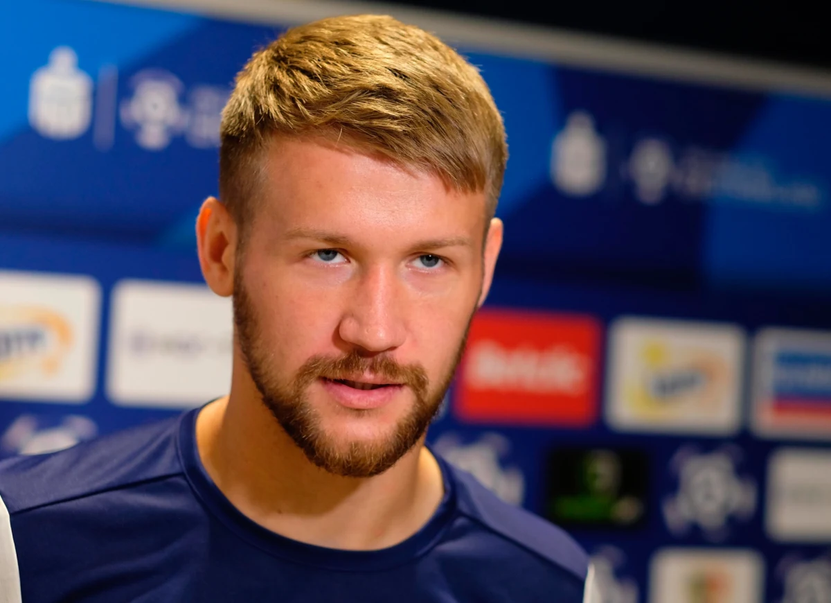 Dziś mija dokładnie tydzień od podjęcia decyzji o zawieszaniu rozgrywek piłkarskiej ekstraklasy z powodu pandemii koronawirusa. Zawodnicy wszystkich klubów od siedmiu dni trenują indywidualnie w domach. Dla wielu to okazja, by więcej czasu spędzić z rodziną, bo zwykle w sezonie nie ma na to możliwości. Piotr Parzyszek, napastnik Piasta Gliwice, czas w domu spędza na zabawie z córkami i - jak sam podkreśla - najbardziej zadowolona z przerwy jest żona. O tym jak wyglądają treningi w domu, a także o tym, że dopiero w trudnych sytuacjach docenia się to, co się ma z piłkarzem rozmawiał Wojciech Marczyk z redakcji sportowej RMF FM.