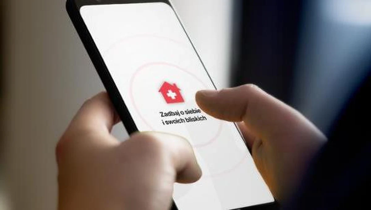 Ministerstwo Cyfryzacji rozpoczęło udostępnianie aplikacji „Kwarantanna domowa” na smartfony. Dzięki aplikacji osoby poddane kwarantannie będą mogły w prosty sposób potwierdzić, że dotrzymują jej warunków.
