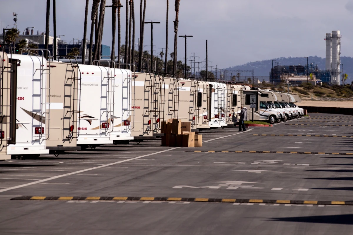 Gubernator Kalifornii Gavin Newsom nakazał wszystkim mieszkańcom stanu pozostać w domach aż do odwołania; zarządzenie obowiązuje od piątku. W Kalifornii potwierdzono już ponad tysiąc przypadków zakażenia SARS-CoV-2, 19 osób zmarło.
