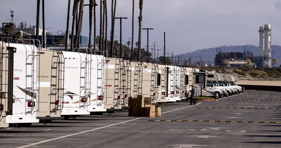 Gubernator Kalifornii Gavin Newsom nakazał wszystkim mieszkańcom stanu pozostać w domach aż do odwołania; zarządzenie obowiązuje od piątku. W Kalifornii potwierdzono już ponad tysiąc przypadków zakażenia SARS-CoV-2, 19 osób zmarło.