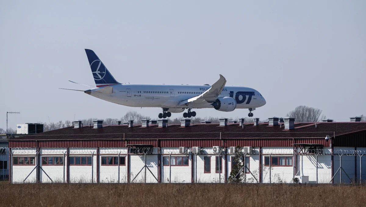 Polska nie aktywowała jeszcze unijnego mechanizmu ochrony cywilnej dzięki któremu Polacy, którzy utknęli poza granicami UE mogliby za darmo wrócić do ojczyzny – ustaliła dziennikarka RMF FM Katarzyna Szymańska–Borginon. Mechanizm  ten uruchomiły np. Niemcy i Austria. Powroty Polaków odbywają się przeważnie w ramach programu "Lot do domu", gdzie trzeba płacić za bilety.