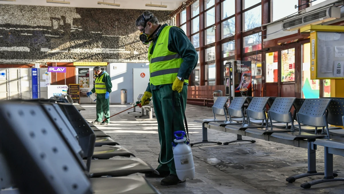 Pierwsze przypadki zachorowań w Polsce na COVID-19 to były przypadki z zewnątrz, teraz mamy już przypadki wewnątrzkrajowe - poinformował wiceminister zdrowia Waldemar Kraska. Dlatego też apelował do Polaków: zostańcie w domach, to najskuteczniejsza metoda uniknięcia choroby.