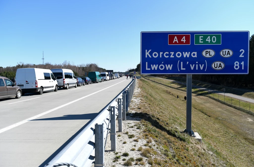 Польский переход. Польско-украинская граница. Погран переход Польша Украина. Граница Корчова. Краковец Корчова.