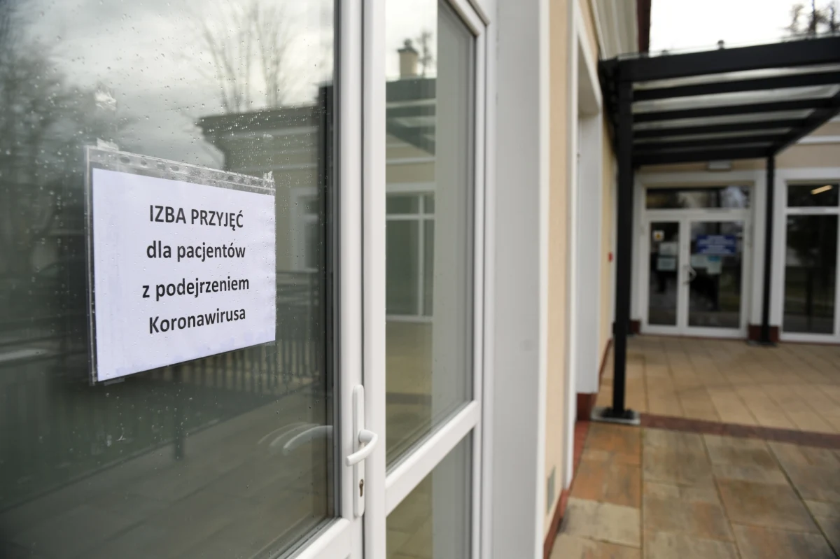 Ministerstwo Zdrowia poinformowało o śmierci szóstej osoby zarażonej koronawirusem w Polsce. Ofiara to 27-letnia kobieta, która była hospitalizowana w szpitalu w Łańcucie. Jak podaje MZ - bezpośrednią przyczyną śmierci kobiety była sepsa. Dlatego też później resort zdrowia zadecydował o tym, że kobieta nie będzie liczona w statystykach osób zmarłych z powodu Covid-19.