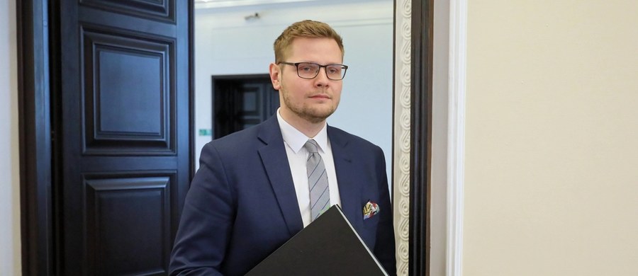 Minister środowiska Michał Woś ma dziś opuścić szpital, do którego trafił z powodu koronawirusa. Polityk poinformował na Twitterze, że razem z żoną i córką – obie również są chore – trafi na leczenie domowe. 