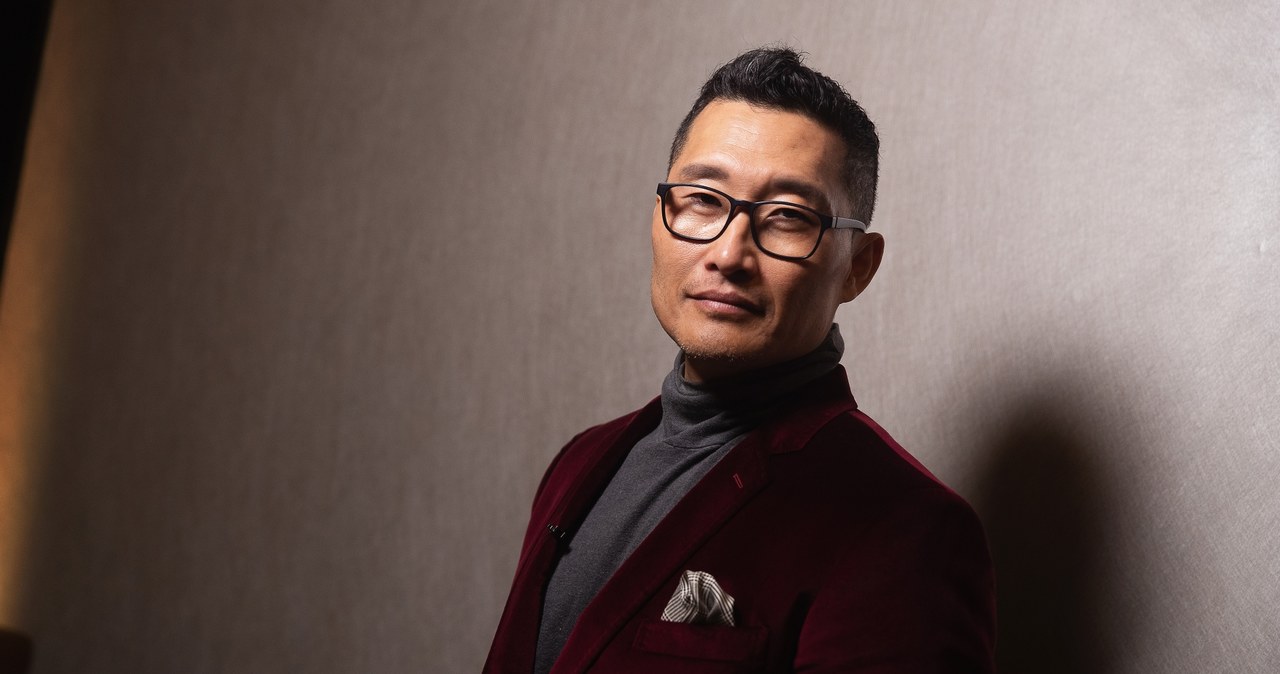 Daniel Dae Kim, któremu sławę przyniosła rola Jina w serialu "Zagubieni" poinformował, że wynik jego testu na obecność koronawirusa okazał się pozytywny. W umieszczonym na Instagramie nagraniu apeluje o to, by nie ulegać uprzedzeniom i powstrzymać się przed atakami przemocy wobec Azjatów.