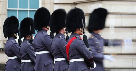 Ceremonie zmiany warty przed pałacami królewskimi w Londynie oraz na zamku w Windsorze, które przyciągają tysiące turystów, zostały zawieszone do odwołania z powodu epidemii koronawirusa. Decyzja została podjęta w związku z zaleceniem rządu, aby powstrzymywać się od przemieszczania się oraz od kontaktów, które nie są niezbędne.
