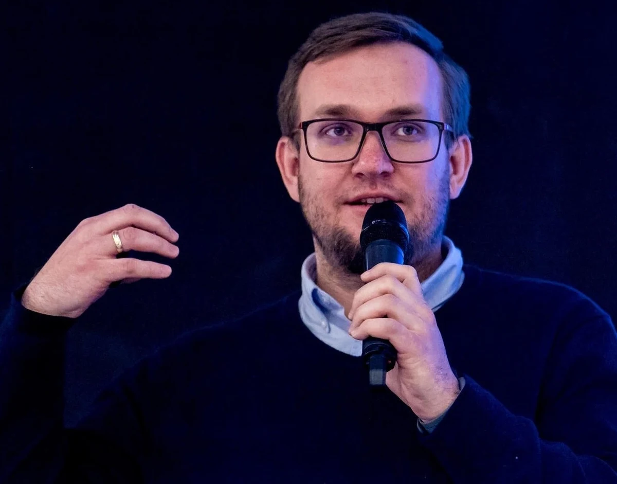 Taniejąca ropa, niemożność prowadzenia normalnej działalności gospodarczej, pakiet pomocy polskiego rządu. Jak koronawirus wpływa na polską i światową gospodarkę? O tym doktor Bartłomiej Biga z Uniwersytetu Ekonomicznego w Krakowie opowiadał naszej dziennikarce Marlenie Chudzio.