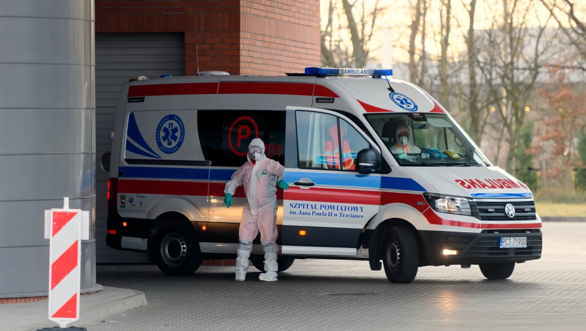 21-latek z Ostrzeszowa wyszedł z domu, pomimo nakazanej kwarantanny, i nie odbierał telefonu od policji – poinformował w piątek rzecznik prasowy Komendy Powiatowej Policji w Ostrzeszowie sierż. sztab. Adam Juszczak. Okazało się, że młodzieniec chciał zobaczyć się ze swoją dziewczyną. Grozi mu łączna kara w wysokości 10 tys. zł.