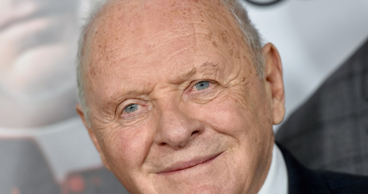 Anthony Hopkins zadebiutował na Tik Toku w typowym dla siebie stylu. Wrzuca tam filmiki, na których tańczy, wygłupia się i… parodiuje inne gwiazdy.

