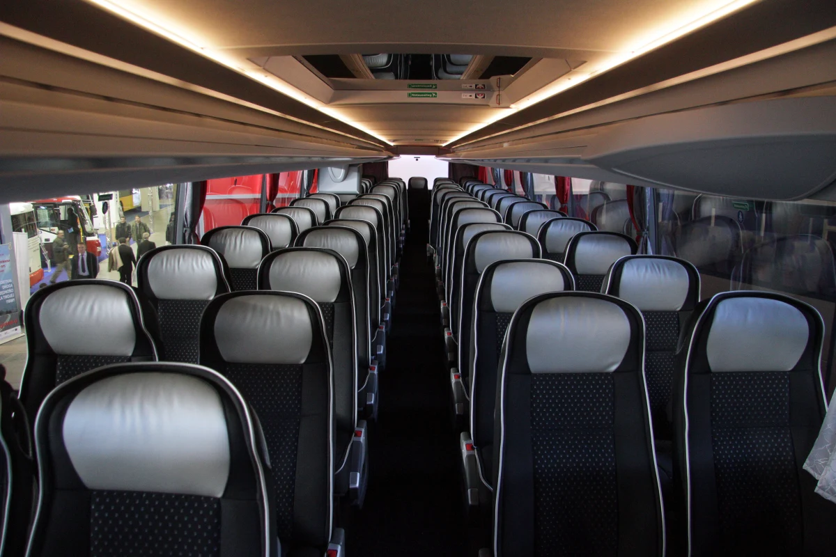 Jeleniogórski sanepid prosi o kontakt pasażerów autobusu PKS, którzy od 9 do 13 marca podróżowali na trasie Jelenia Góra - Szklarska Poręba. U kierowcy potwierdzono koronawirusa. 