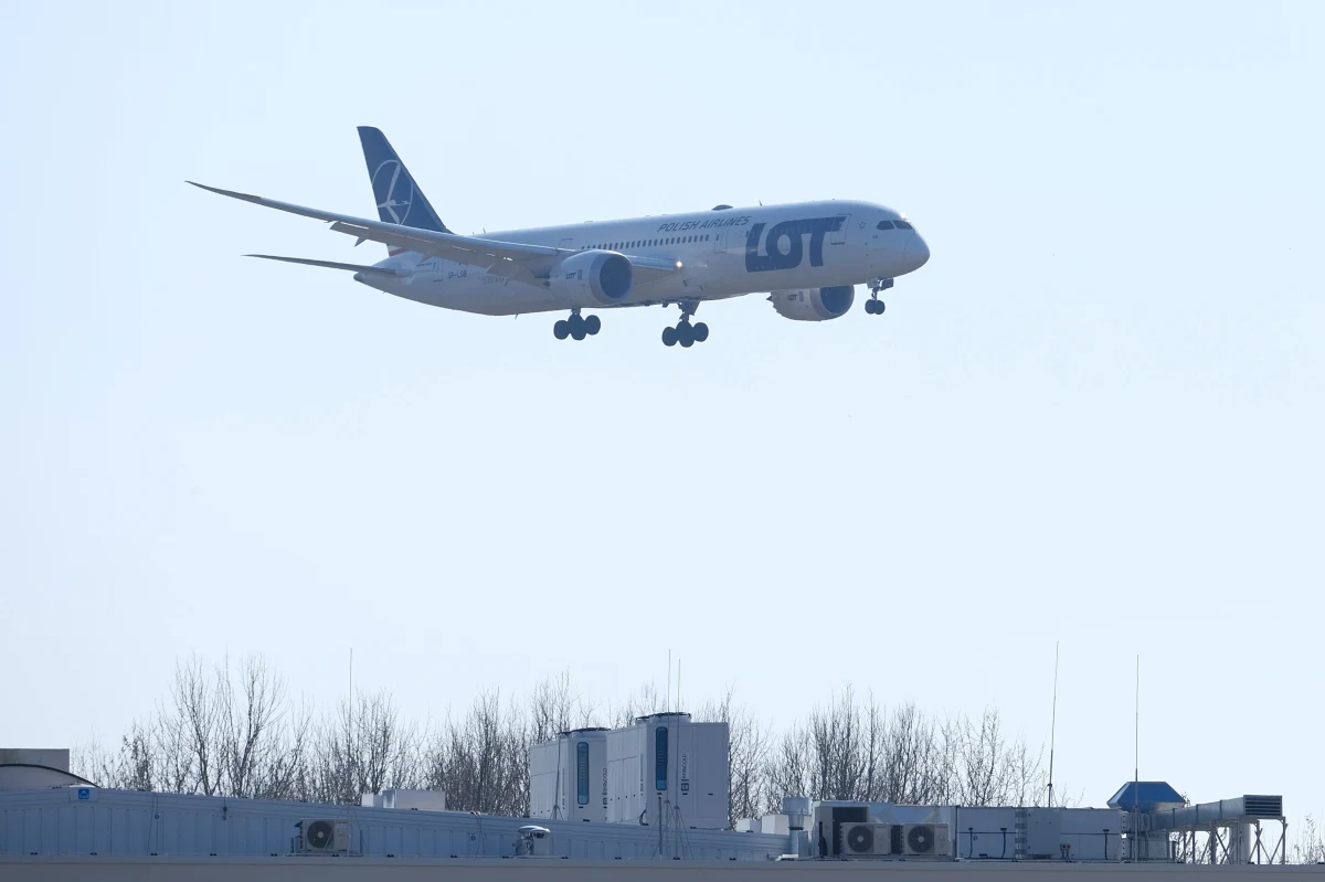 "Jestem przekonany, że w najbliższym czasie uda nam się zrealizować loty w ramach unijnego mechanizmu ochrony cywilnej" - mówi RMF FM wiceminister spraw zagranicznych Marcin Przydacz. Jak ujawniła brukselska korespondentka, Polska nadal nie zgłosiła się do programu Komisji Europejskiej, w ramach którego można sprowadzić do kraju obywateli unii, którzy utknęli za granicą.