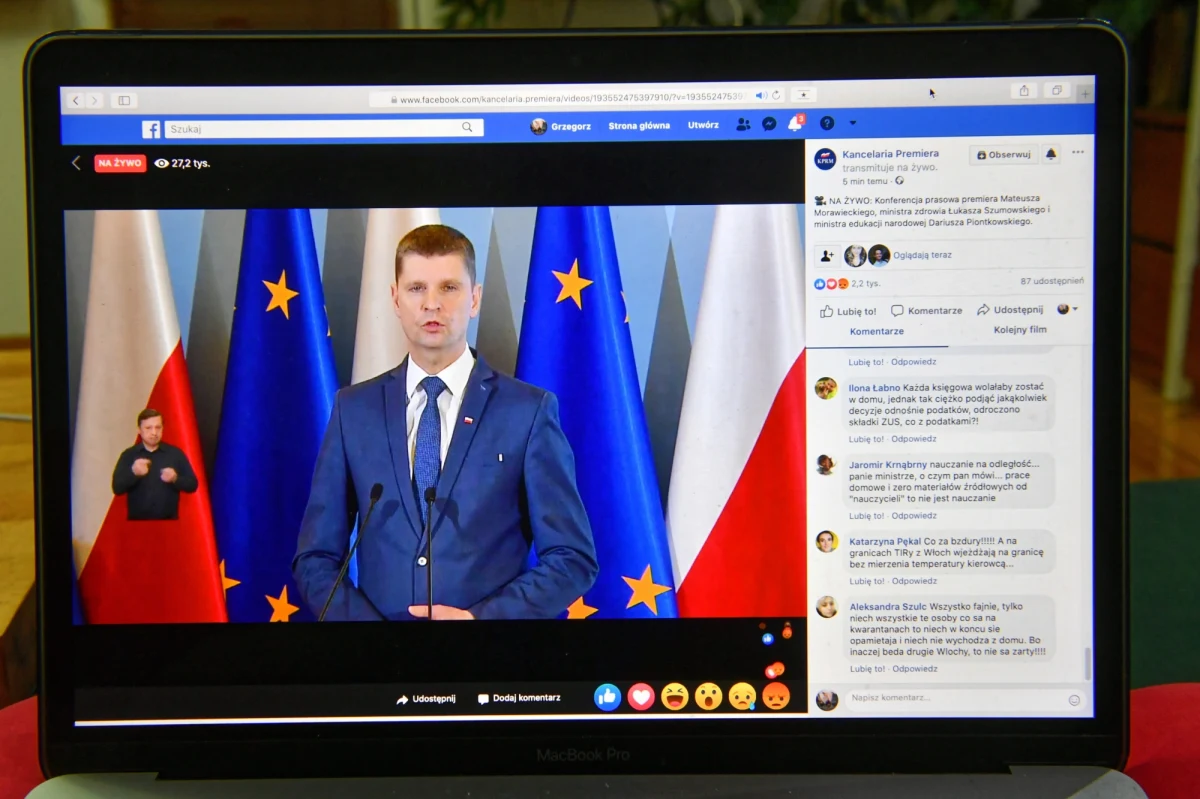 Wprowadzimy obowiązek realizowania podstaw programowych już od 25 marca, tak, aby nauczyciele mogli już w systematyczny sposób przekazywać wiedzę, kontaktować się z uczniami i - jeżeli będzie taka potrzeba, wystawiać im oceny - poinformował w piątek szef MEN Dariusz Piontkowski.