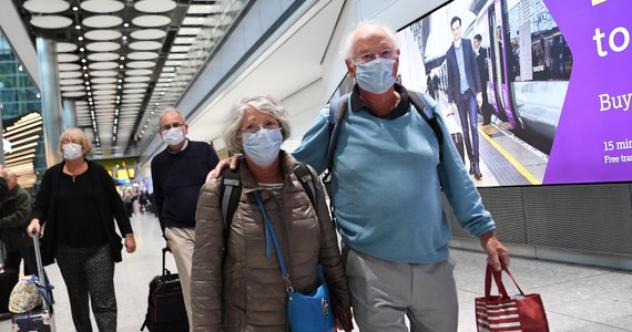 Brytyjski rząd zwrócił się do 65 tys. emerytowanych lekarzy i pielęgniarek, aby wrócili do pracy i pomogli w walce z pandemią koronawirusa. Do pomocy zostaną też włączeni studenci ostatnich lat uczelni medycznych i pielęgniarskich.