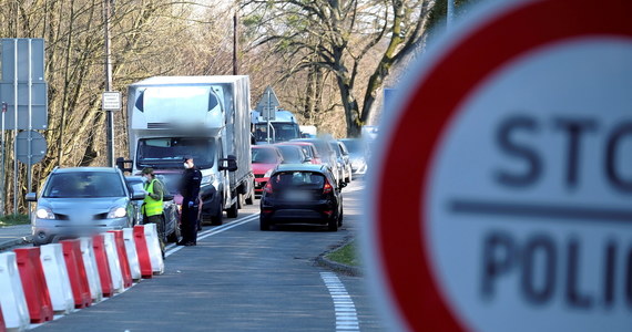 Ambasada RP w Rydze odpowiedziała na komentarze w sprawie działań polskich władz w stosunku do Łotyszy, którzy utknęli na granicy polsko-niemieckiej. "Działamy w sytuacji nadzwyczajnej, jaką jest pandemia Covid-19" - powiedziała ambasador Monika Michaliszyn.
