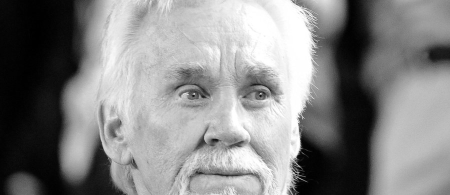 ​W wieku 81 lat zmarł w sobotę Kenny Rogers - gwiazda muzyki country, autor tekstów i aktor. Artysta przebywał ostatnio w hospicjum w Sandy Springs w Georgii i tam zmarł - poinformował przedstawiciel rodziny, Keith Hagan. Zgon nastąpił z przyczyn naturalnych.