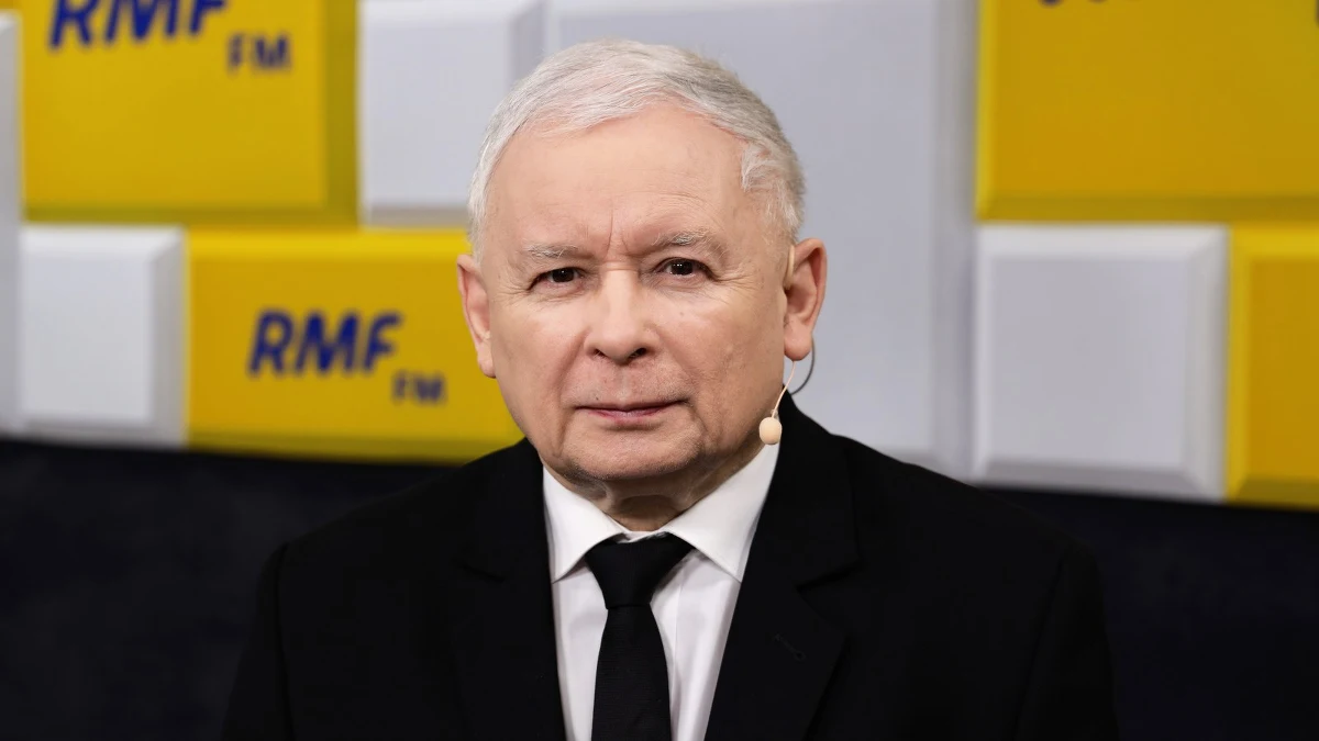 „Jestem przekonany, że w tej chwili nie ma żadnych przesłanek do tego, żeby wprowadzić stan klęski żywiołowej czyli ten - można powiedzieć - najsłabszy ze stanów nadzwyczajnych. A tylko wtedy wybory mogą być odłożone, więc pamiętajmy o tym ograniczeniu konstytucji” – mówił na antenie RMF FM Gość Krzysztofa Ziemca – prezes PiS Jarosław Kaczyński. Komentując czas kampanii prezydenckiej w dobie trwającego stadu epidemii w Polsce przekonywał, że najbardziej traci – ubiegający się o reelekcję – Andrzej Duda. „Bo nikt tak nie gromadzi ludzi na spotkaniach i nikt nie ma tak znakomitego kontaktu z ludźmi, nikt nie jest tak świetnym mówcą, jak obecny prezydent. Prezydent utracił to, co jest jego niezwykle silną stroną” – argumentował Jarosław Kaczyński
