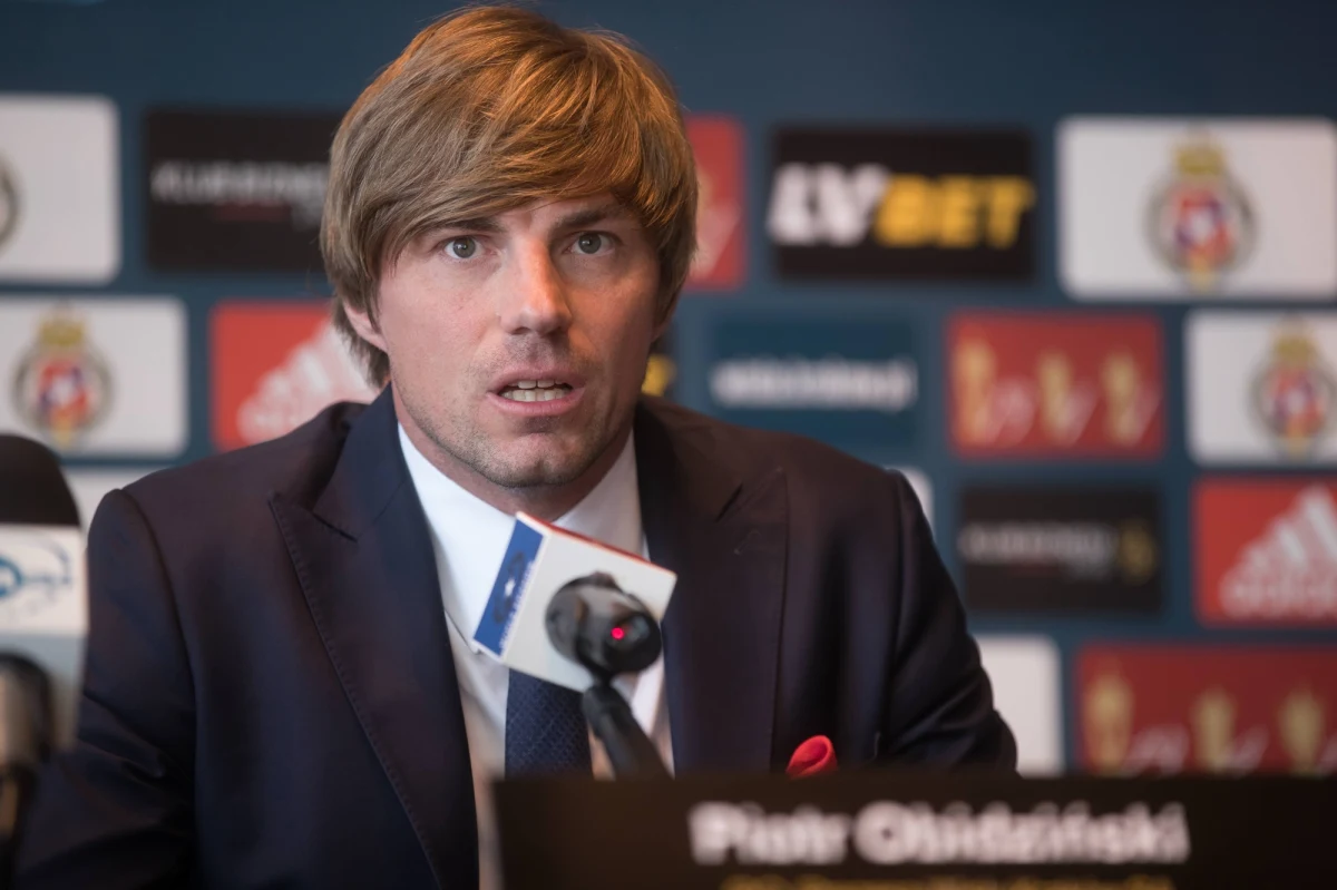 Pandemia koronawirusa to trudna sytuacja dla gospodarki. Wiele przedsiębiorstw jest zamkniętych więc nie zarabiają. Firmami, które sporo stracą na zakazie imprez masowych są również kluby piłkarskie. Często ich głównym bieżącym dochodem są wpływy z dni meczowych. Tych od ponad tygodnia nie ma i na pewno nie będzie do 26 kwietnia. „Szukamy rozwiązań m.in.: indywidulanych. Napisaliśmy wnioski do ZUS-u itd.” - mówi w rozmowie z Wojciechem Marczykiem z redakcji sportowej RMF FM, Piotr Obidziński prezes Wisły Kraków. 