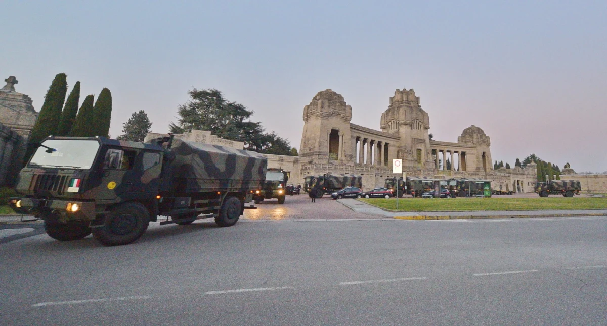 70 trumien z ciałami zmarłych w Bergamo na północy Włoch wywiozły stamtąd w sobotę ciężarówki wojskowe do innych rejonów kraju, gdzie zostaną poddane kremacji - podały media. To kolejny transport zwłok z miasta pogrążonego w epidemii koronawirusa.