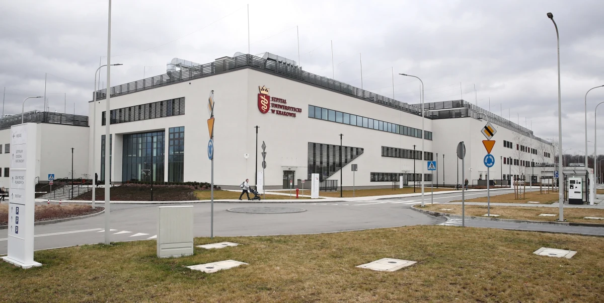 ​W Polsce powstaje coraz więcej akcji mających na celu dostarczenie placówkom medycznym niezbędnych środków na walkę z koronawirusem SARS-CoV-2. Również społeczność akademicka Uniwersytetu Jagiellońskiego postanowiła przyłączyć się do tych działań poprzez akcję #ujdlaszpitala i rozpocząć zbiórkę funduszy, które zostaną przeznaczone na zakup systemu do dekontaminacji pomieszczeń gazową formą nadtlenku azotu.