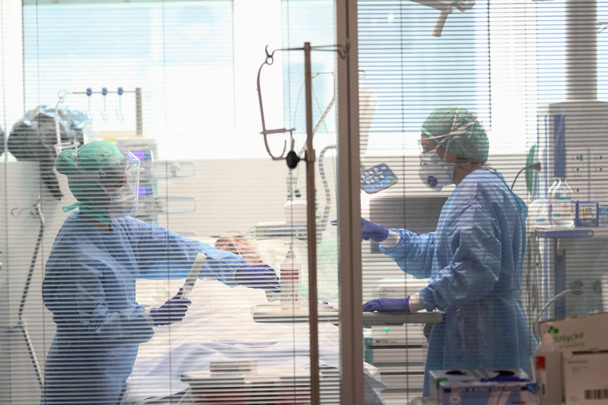 "Sytuacja jest trudna. Bardzo trudna. To naprawdę są dramatyczne obrazy, jakich jeszcze nigdy nie widzieliśmy" - mówi w rozmowie z Interią prof. Massimo Galli, szef Oddziału Chorób Zakaźnych szpitala L. Sacco w Mediolanie, największego w Lombardii, który zajmuje się leczeniem zakażonych koronawirusem.