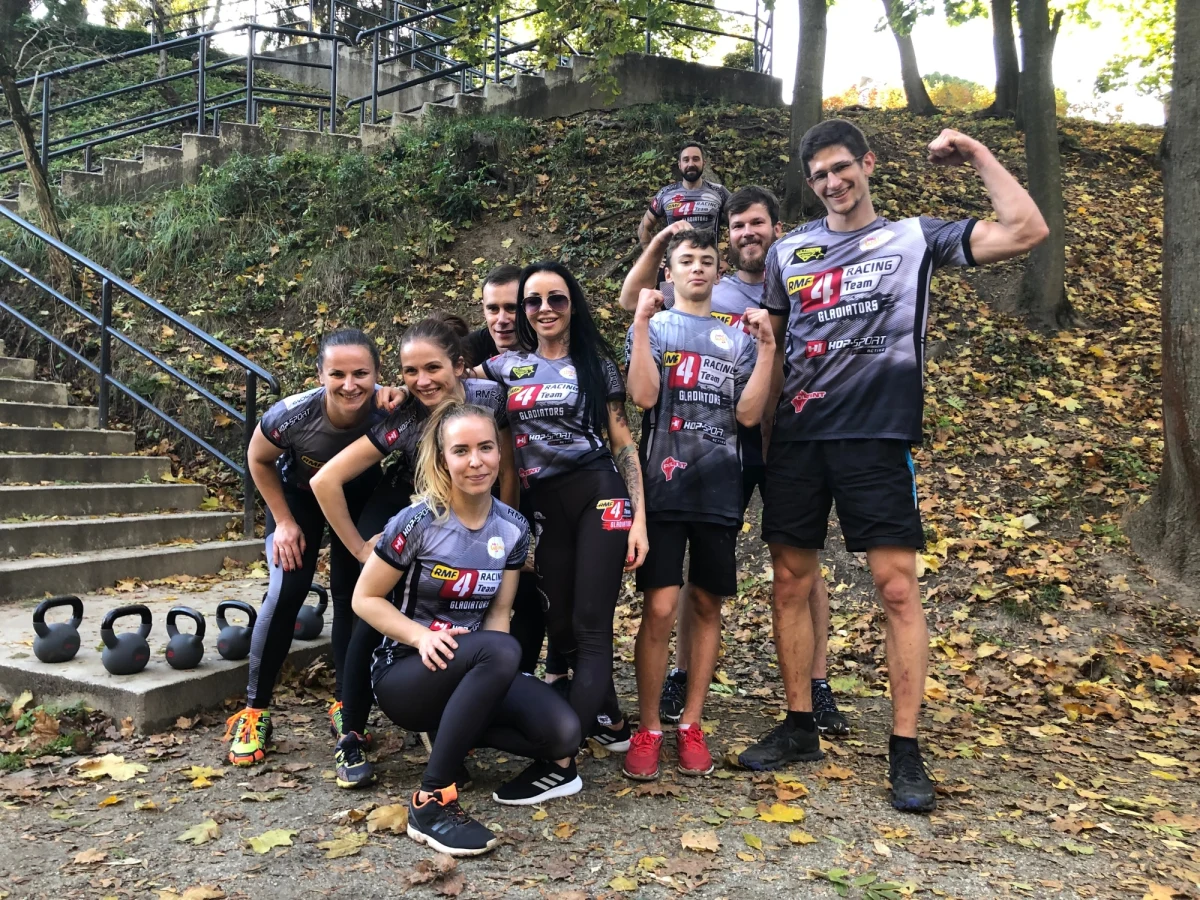 Grupa RMF4RT Gladiators reaguje na wyzwania, jakie stawia przed nami trudny czas walki z pandemią koronawirusa. Szkoły i przedszkola zostały zamknięte, wiele rodzin - zgodnie z zaleceniami służb - decyduje się pozostać w domach, do minimum ograniczając aktywność na zewnątrz. Tę niecodzienną sytuację szczególnie odczuwają najmłodsi, którzy z natury kochają się ruszać. I właśnie specjalnie dla nich RMF4RT Gladiators zorganizują… lekcje wychowania fizycznego transmitowane online! Pierwsza z nich: już w najbliższy poniedziałek, 23 marca, o godzinie 16:00.