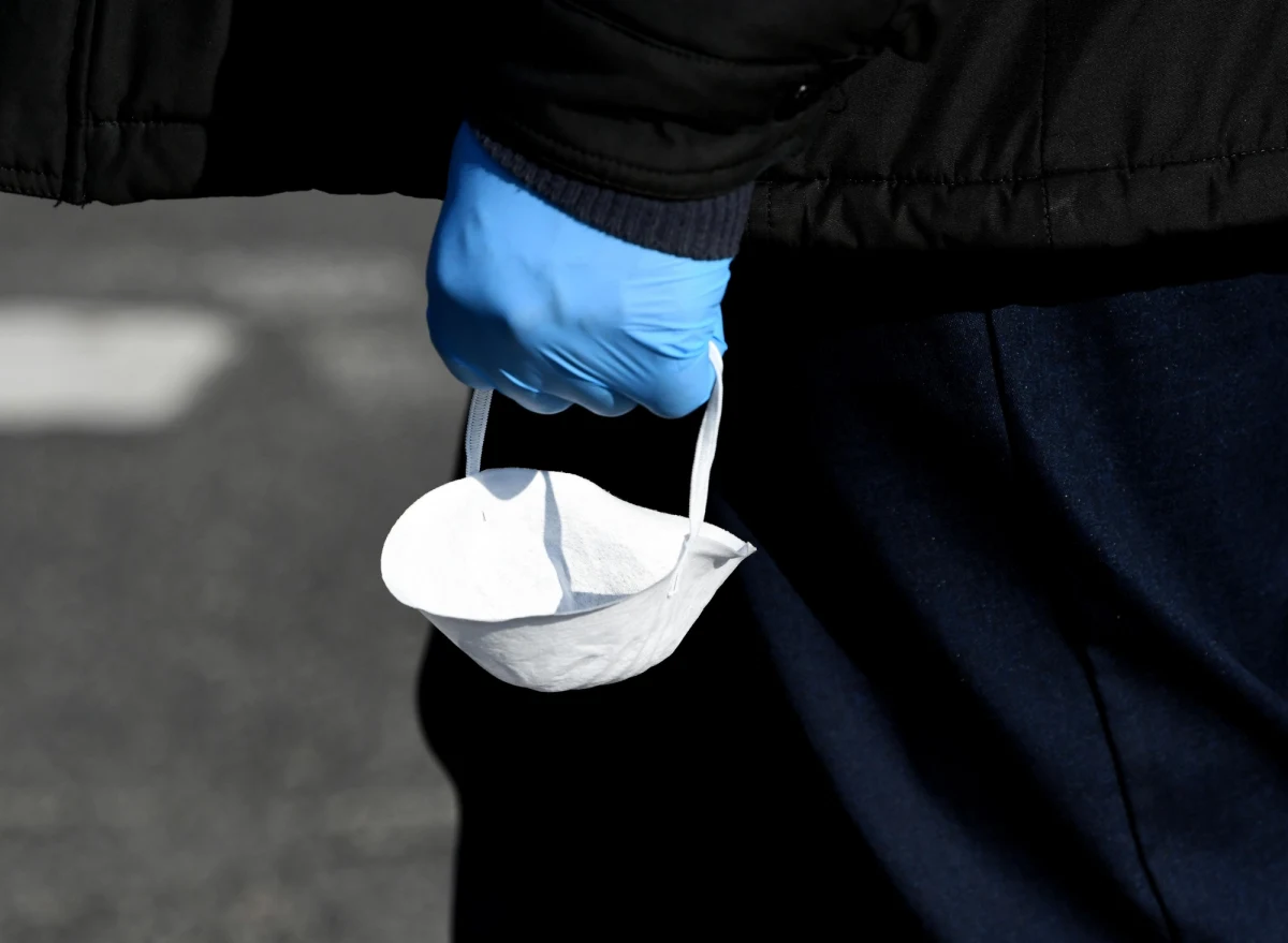 "Rzekome zablokowanie transportu z Polski do Włoch nie miało miejsca. Strona włoska potwierdziła nieprawdziwość tych informacji" - informuje polskie Ministerstwo Spraw Zagranicznych odnosząc się do sobotnich doniesień, że polskie służby celne zablokowały transport 23 tysięcy maseczek ochronnych kupionych przez region Lacjum w Polsce. 