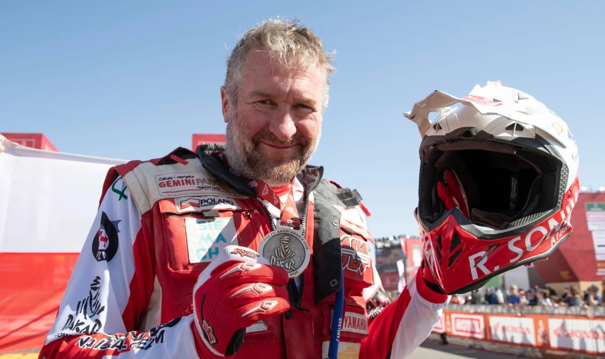 "To z pewnością jest gospodarczy Dakar. I dziś trudno przewidzieć ile będzie odcinków specjalnych" - tak o skutkach koronawirusa dla polskiej gospodarki mówi RMF FM Rafał Sonik. Ze zwycięzcą Rajdu Dakar z 2015 roku i trzecim zawodnikiem tegorocznej edycji rajdu rozmawiamy dziś jednak nie o quadach, ale o gospodarce. Należąca do Sonika firma Gemini Holding działa na rynku deweloperskim, ale opowiada tez za centra handlowe Gemini Park w Bielsku-Białej, Tarnowie i Tychach.