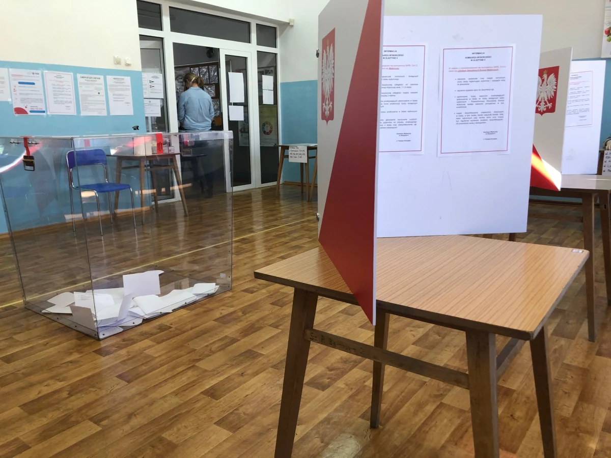 W nadzwyczajnych okolicznościach odbyły się w niedzielę wybory uzupełniające i przedterminowe w kilku polskich gminach. Nadzwyczajne okoliczności związane były ze środkami ostrożności, które musiały zostać podjęte w związku z trwającym stanem epidemii w kraju. W lokalach były jednorazowe długopisy, komisja siedziała w maseczkach i rękawiczkach, każdy wyborca musiał zdezynfekować ręce.