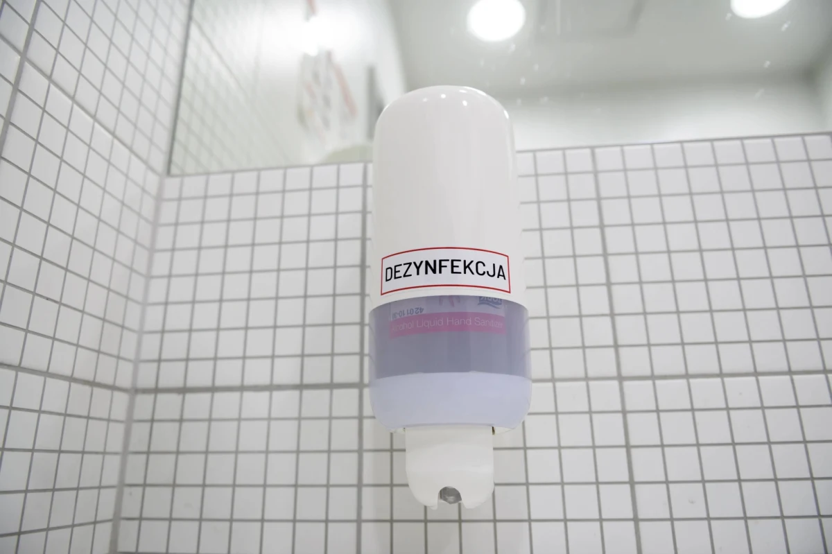 Alkohol etylowy użyty do produkcji środków biobójczych będzie - pod pewnymi warunkami - zwolniony z akcyzy - przewiduje opublikowane właśnie w Dzienniku Ustaw rozporządzenie ministra finansów. Jak zaznaczył rzecznik prasowy resortu Paweł Jurek, zmiany są "ważne w kontekście produkcji środków dezynfekujących bez akcyzy".