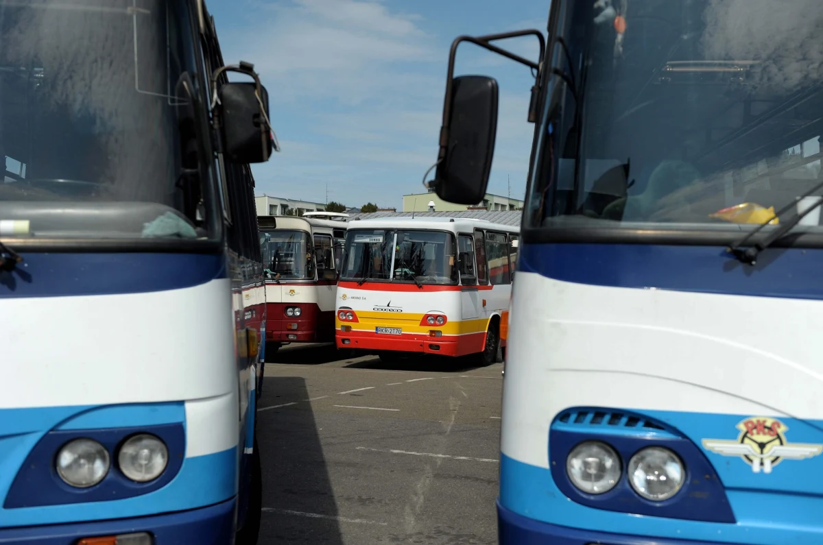 Sanepid poszukuje ludzi, którzy od 9 do 11 marca podróżowali autobusami PKS Grójec na Mazowszu. Kierowcą tego przewoźnika był 43-letni mężczyzna zakażony koronawirusem, który zmarł w Szpitalu Specjalistycznym w Radomiu.