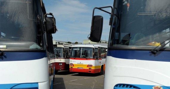 Sanepid poszukuje ludzi, którzy od 9 do 11 marca podróżowali autobusami PKS Grójec na Mazowszu. Kierowcą tego przewoźnika był 43-letni mężczyzna zakażony koronawirusem, który zmarł w Szpitalu Specjalistycznym w Radomiu.