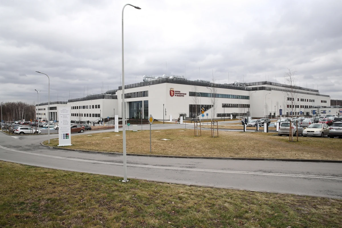 Ważny komunikat Szpitala Uniwersyteckiego w Krakowie. ​Zamknięto dwa oddziały w związku z dodatnim wynikiem SARS-CoV-2 u trzech pracowników. 